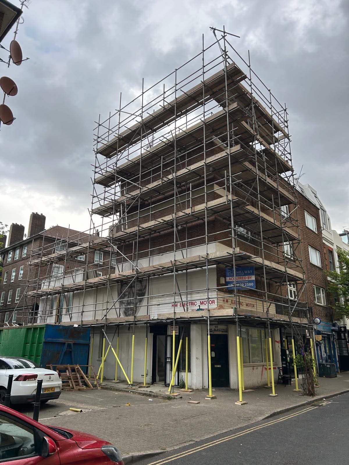 Multi-lift access scaffold around a corner commercial block