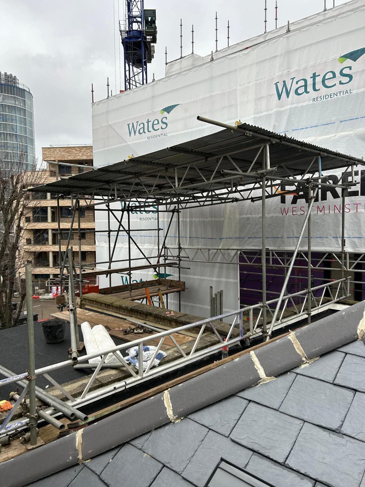 Temporary roof scaffold over a building project